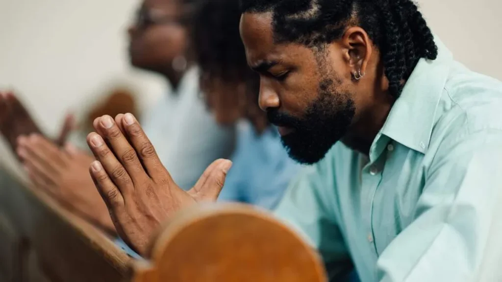 Imagem homem rezando na igreja do artigo Coloque Deus no início: a confiança Nele guia nosso caminho