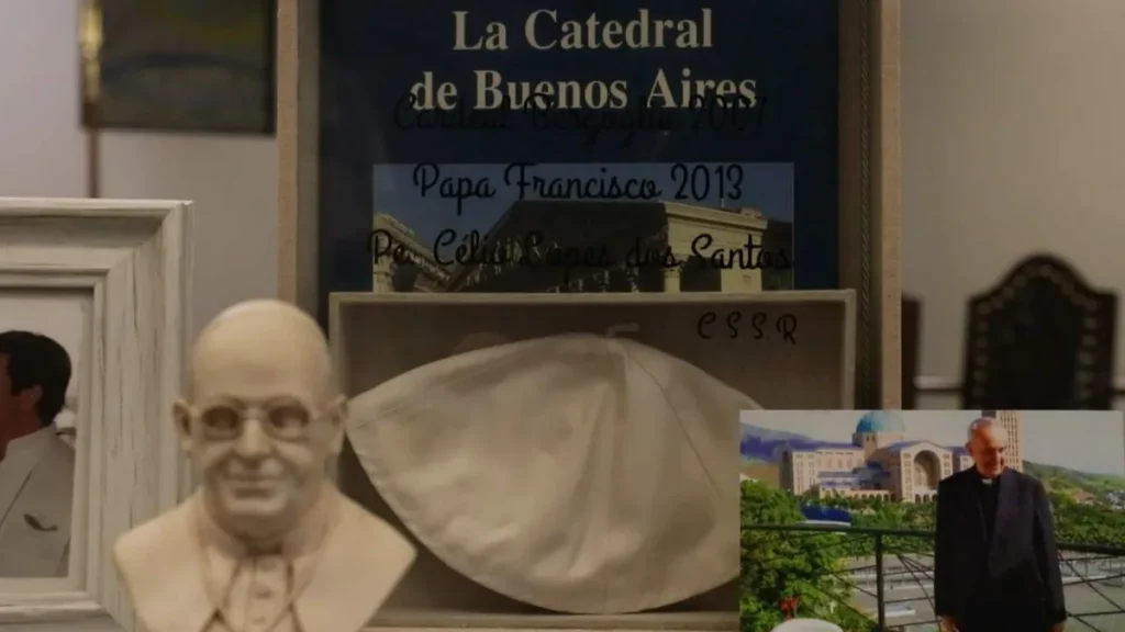 Pe. Célio, C.Ss.R., foi presenteado pelo Papa Francisco com um Solidéu e um livro sobre a Catedral de Buenos Aires
