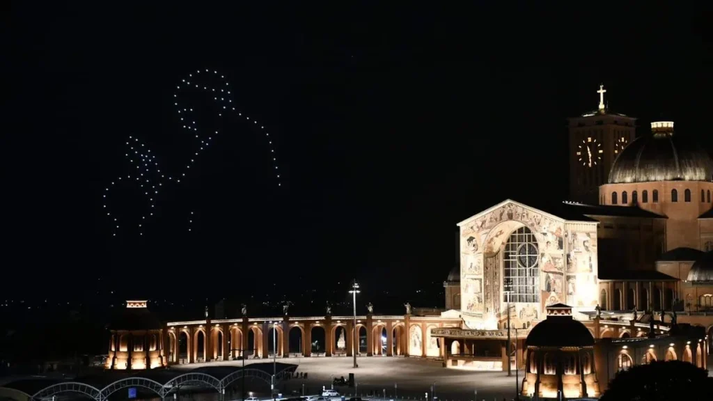 Imagem Homenagem Papa Francisco drones 26042025 do artigo Homenagem ao Papa Francisco ilumina o céu da Casa da Mãe Aparecida