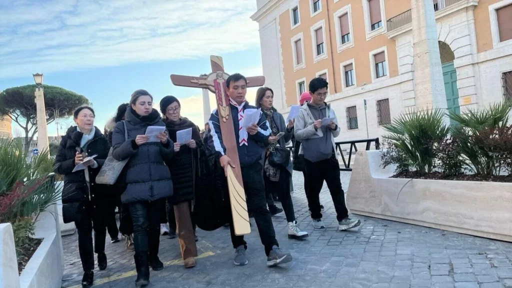 Imagem Pessoas com a Cruz do Jubileu do artigo Como ficam as indulgências do Jubileu após a morte do Papa?