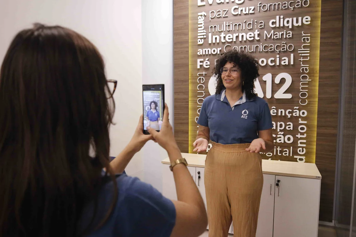 Funcionário operando na comunicação da Rede Aparecida