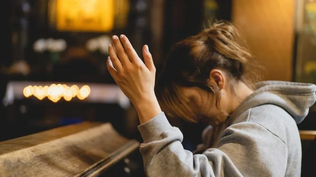 Imagem Mulher jovem rezando do artigo Como os jovens podem vivenciar a Semana Santa?