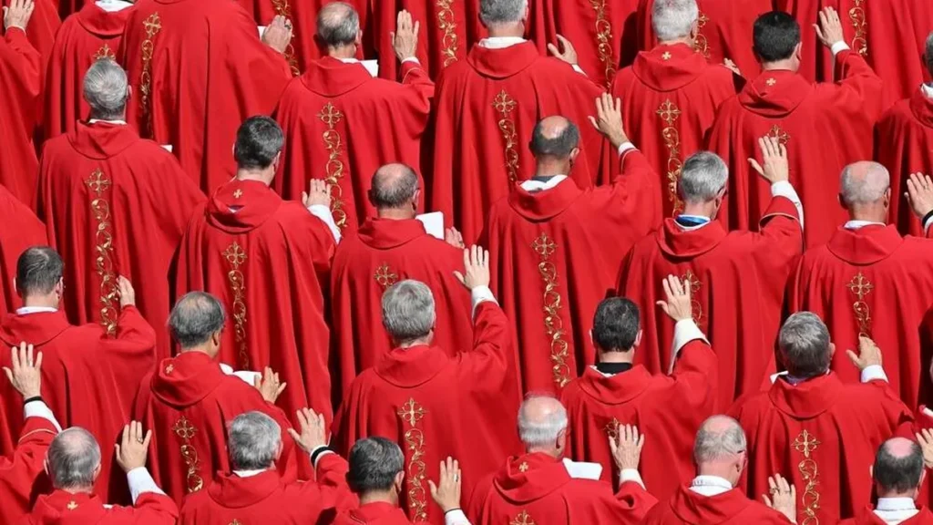 Imagem cardeais reunidos do artigo Santos para interceder pela preparação do Conclave