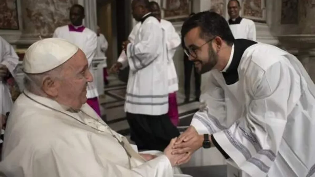 Imagem papa francisco e padre diogo shishito se cumprimentam do artigo Padre brasileiro celebrou missas com o Papa e recorda proximidade