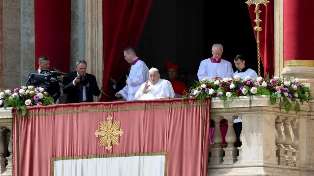 Imagem papa francisco urbi et orbi 2025 do artigo Papa: "A Páscoa é a festa da vida e da paz verdadeira!"