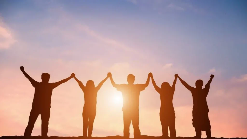 Imagem pessoas felizes vendo o sol do artigo Como a Quaresma pode mudar o mundo em 7 atitudes!