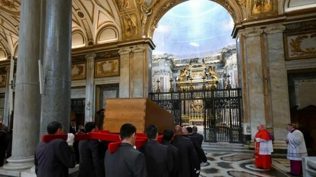 Imagem sepultamento do papa francisco na igreja de santa maria maior do artigo A despedida do Papa: Francisco é sepultado em Roma