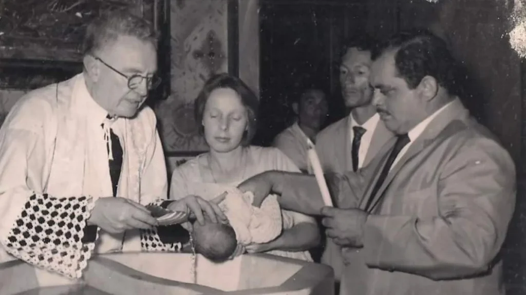 Padre Vítor Coelho batizando na Basílica Nossa Senhora Aparecida