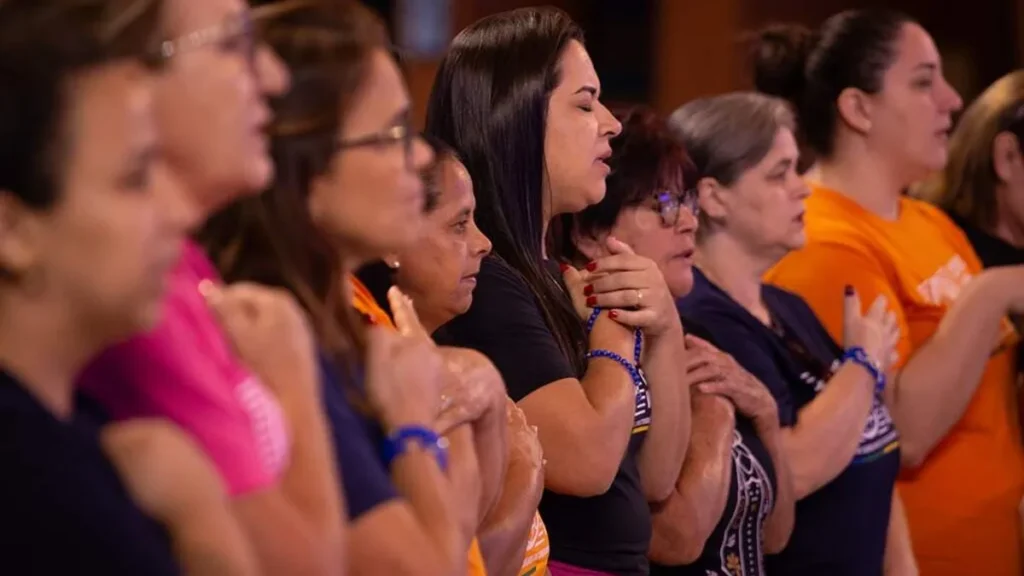 Imagem Mulheres rezam durante missa no Santuario Nacional de Aparecida do artigo Mudei de religião, mas quero voltar para a Igreja Católica. O que fazer?