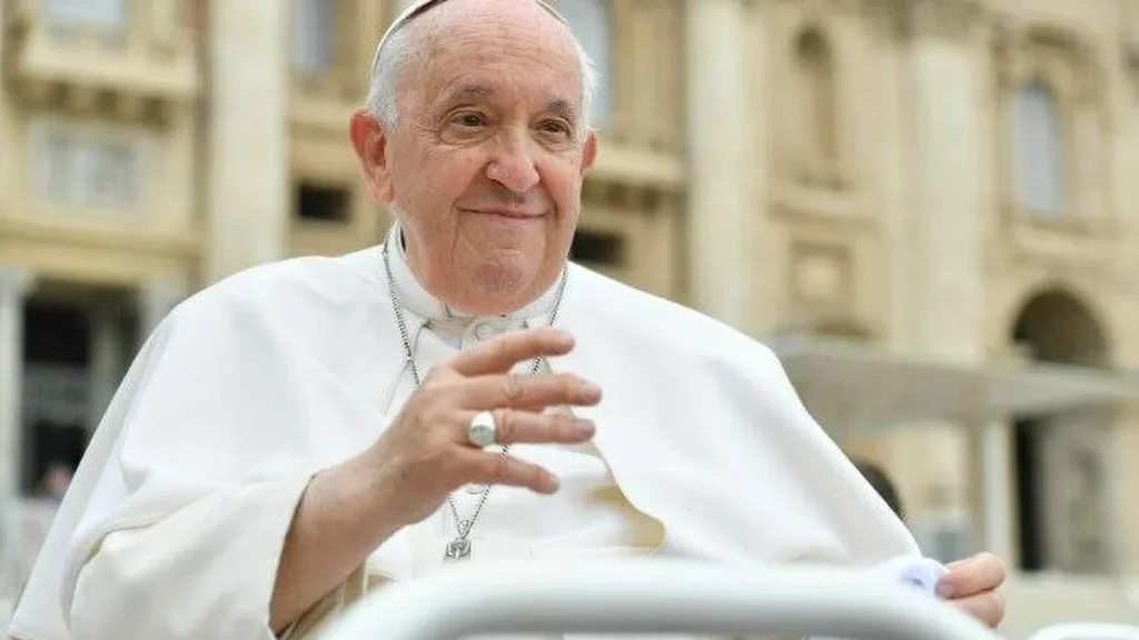 Imagem papa sorrindo do artigo Vaticano celebra nono novendial em sufrágio ao Papa