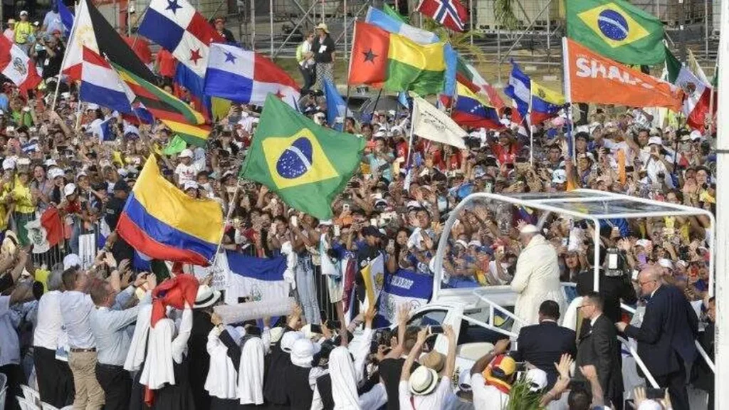 Imagem O papa desfila em meio a bandeiras do artigo De onde vêm os papas? Conheça os países de origem dos pontífices romanos