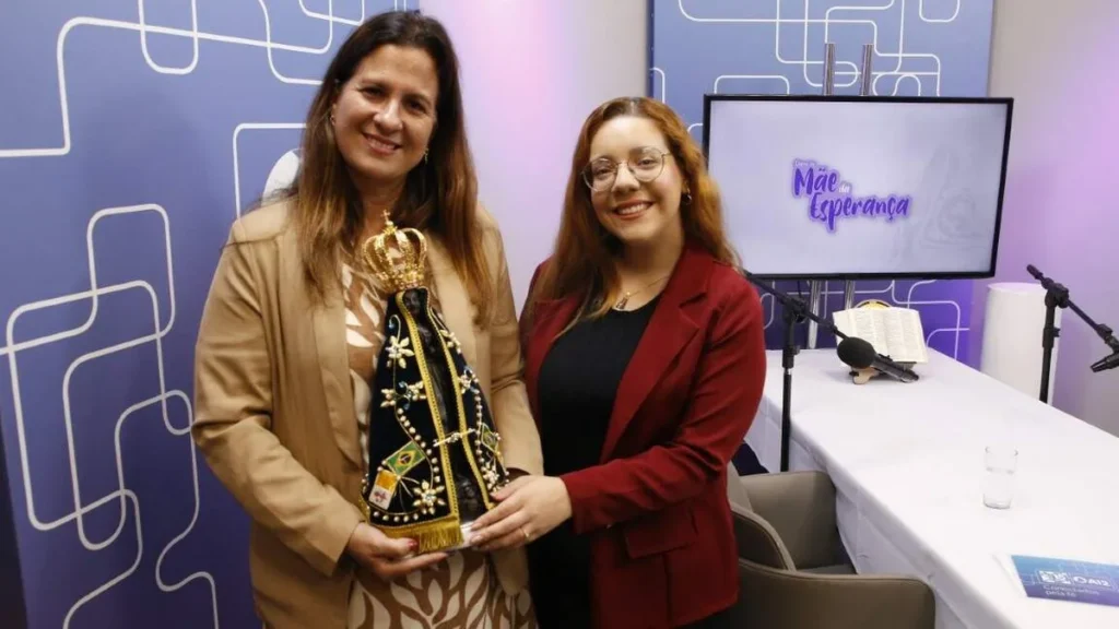 Imagem videocast com a mae da esperanca do artigo Videocast: a missão da mãe na santificação de sua família