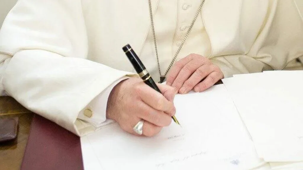 Imagem papa assinando documento do artigo As Encíclicas Sociais da Igreja