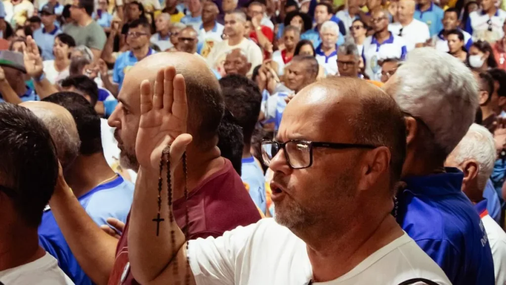 Romeiros durante momento oracional no Santuário do Bom Jesus da Lapa