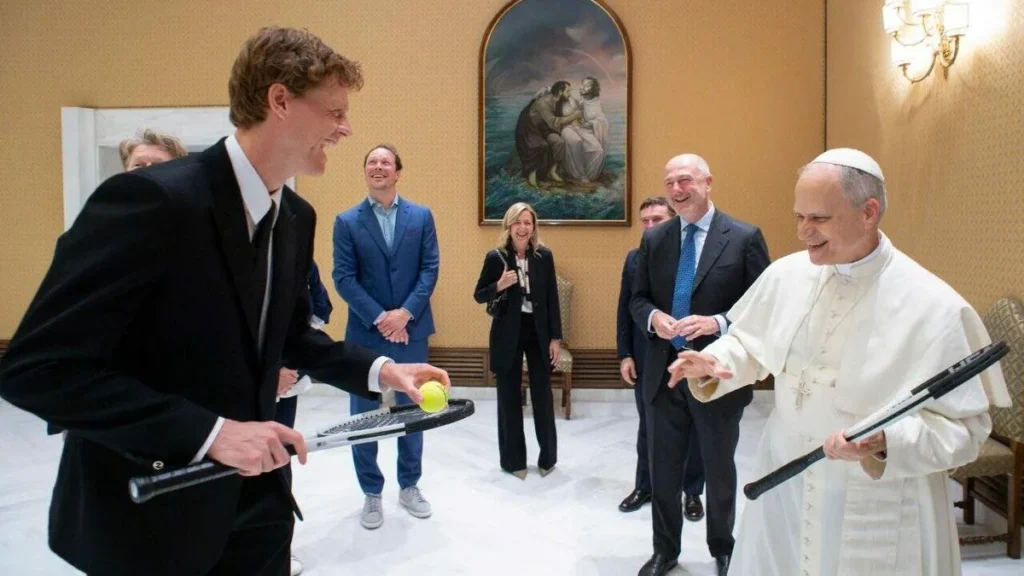 Imagem Papa Leao XIV e tenista italiano Jannik Sinner do artigo Bote fé na vida com a prática do esporte