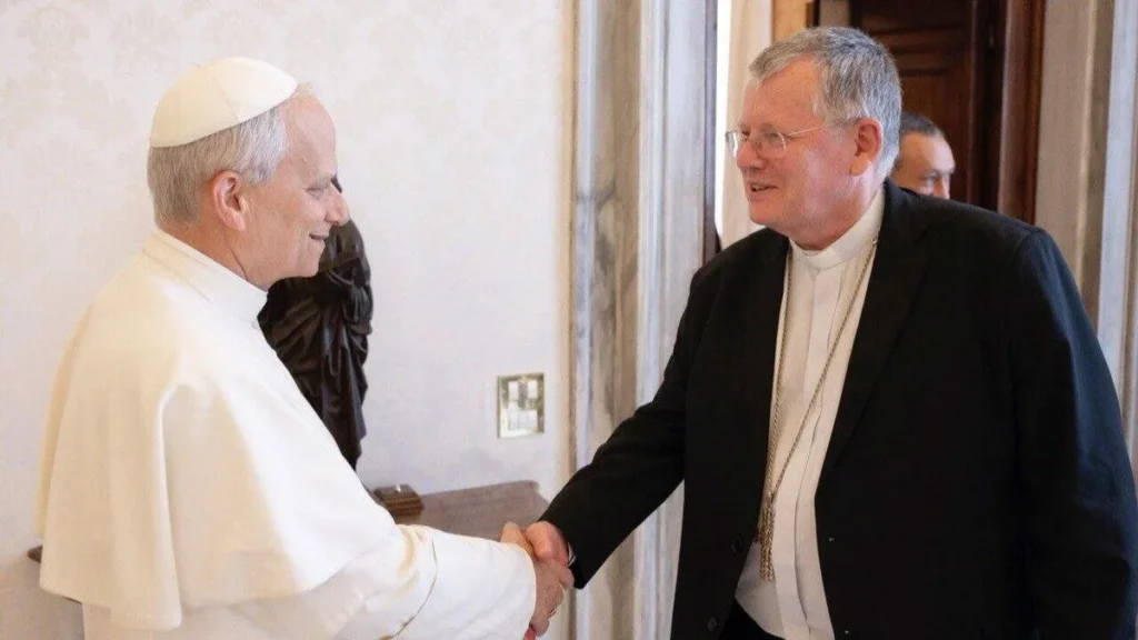 Imagem papa leao xiv cumprimenta o cardeal jaime spengler do artigo Papa Leão XIV: Celam é sinal de colegialidade e serviço à evangelização
