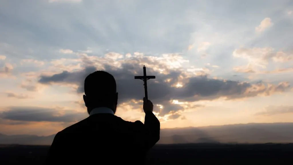 Missionário Redentorista segura a cruz.