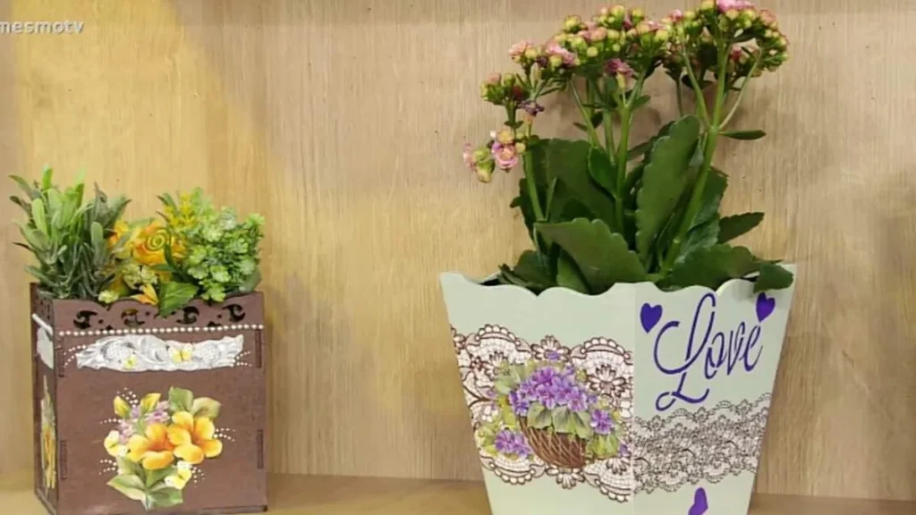 Imagem Cachepo de violetas em decoupage FVM do artigo Cachepô de violetas em decoupage - Faça Você Mesmo