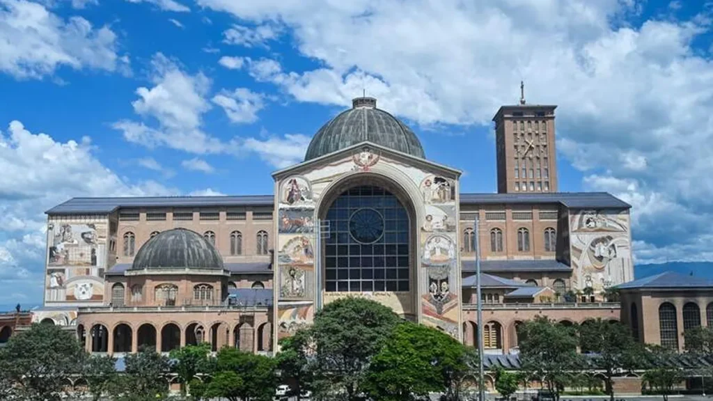 Imagem Fachada Leste do artigo Uma leitura das fachadas do Santuário Nacional de Aparecida em conjunto. Como elas se relacionam?