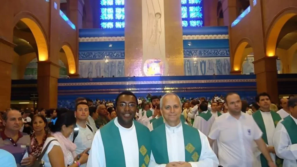 Imagem Papa Leao XIV em visita ao SN em 2013 enquanto ainda era sacerdote agostiniano do artigo Relembre a visita do Papa Leão XIV a Aparecida em 2013