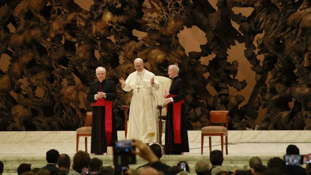 Imagem Papa na audiencia com os jornalistas em maio de 2025 do artigo Papa Leão XIV propõe "desarmar as palavras" em audiência com jornalistas