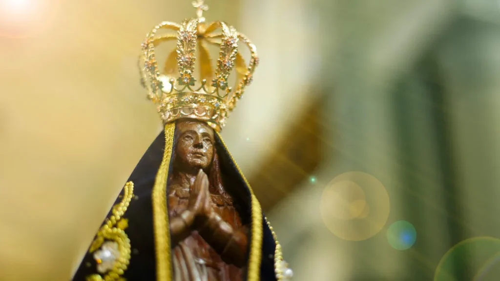 Imagem nossa senhora aparecida em fundo verde e amarelo do artigo Como Aparecida se tornou a Mãe e Padroeira do Brasil?