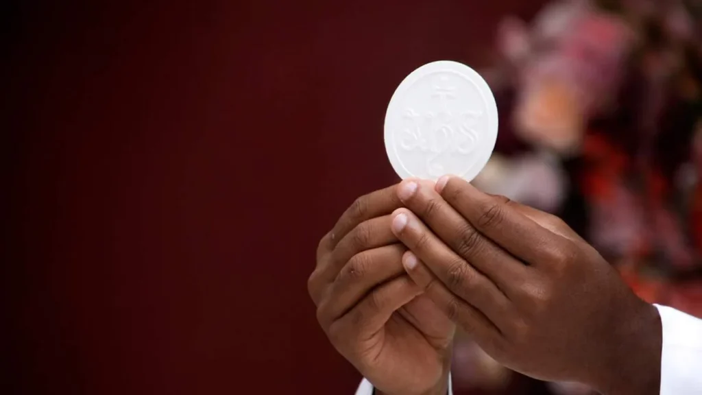 Imagem Padre no momento da comunhao segurando o corpo de Cristo do artigo Corpo de Cristo: alimento que nos dá esperança no caminho