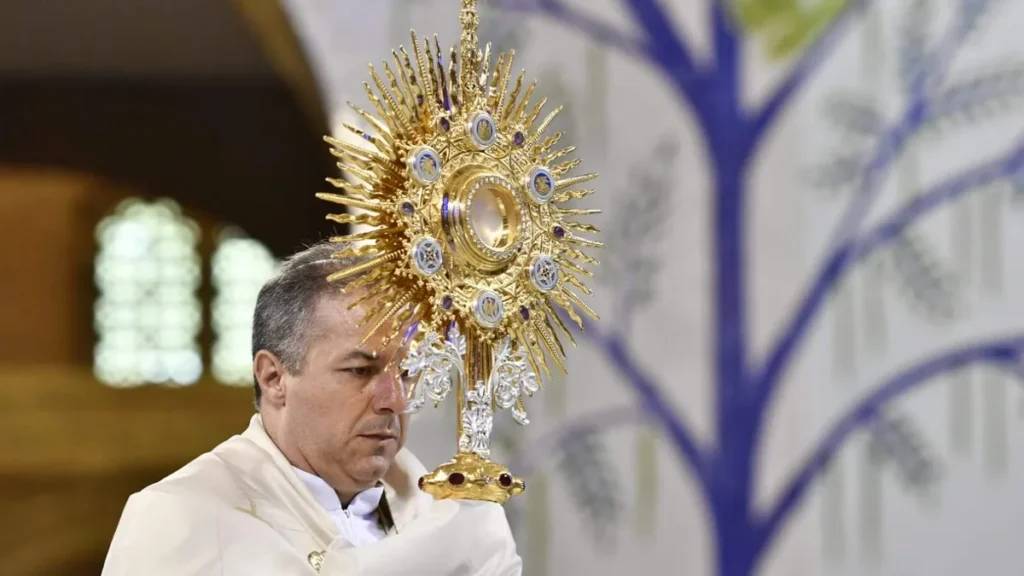 Imagem 2 dia da Novena da tarde 2023 Pe. Camilo e Santissimo do artigo Eucaristia é um dos pilares da espiritualidade dos Redentoristas