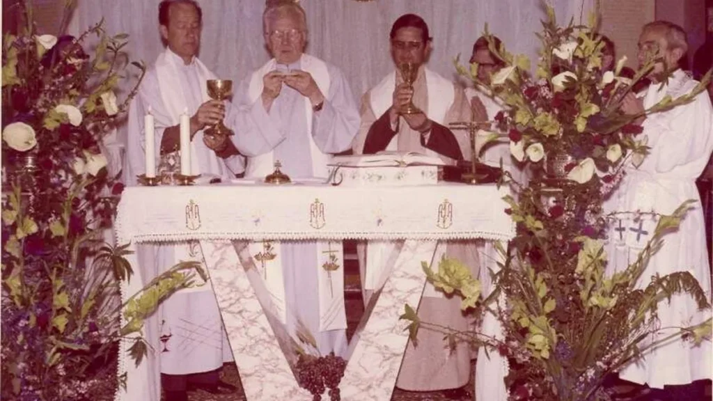 “Jesus, na última Ceia, tendo consagrado o pão e o vinho, acrescentou: ‘Fazei isto em memória de mim!’ Deu, assim, poder e ordem a seus Apóstolos e sucessores de renovar, pelos séculos, a maravilha da Eucaristia” - Pe. Vítor Coelho de Almeida