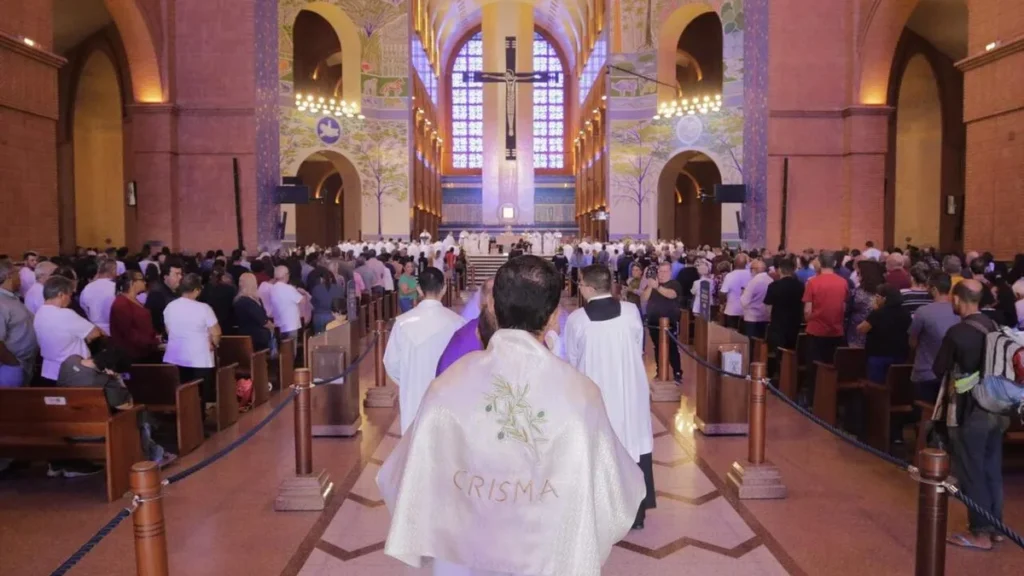 Imagem Missa do Crisma 17 04 2025 do artigo Sacramentos da Santa Igreja: tire suas dúvidas sobre a Crisma
