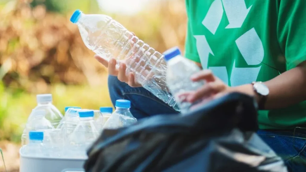Imagem pessoa reciclando garrafas pets do artigo 7 gestos de fé que cuidam do planeta