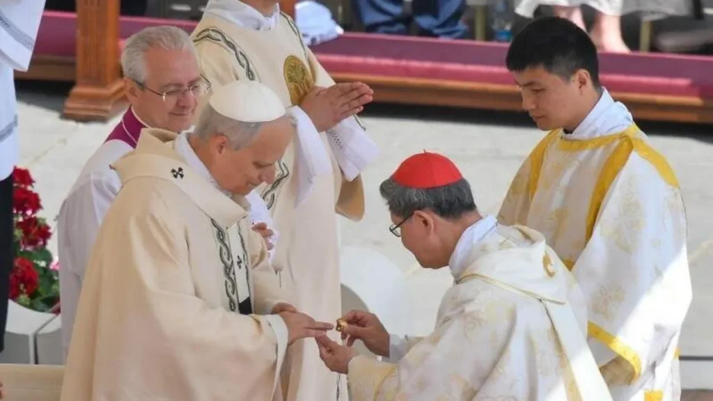 Imagem papa leao xiv recebendo o anel de pescador do cardeal tagle do artigo Como acolher um “novo cargo” em nossas vidas?