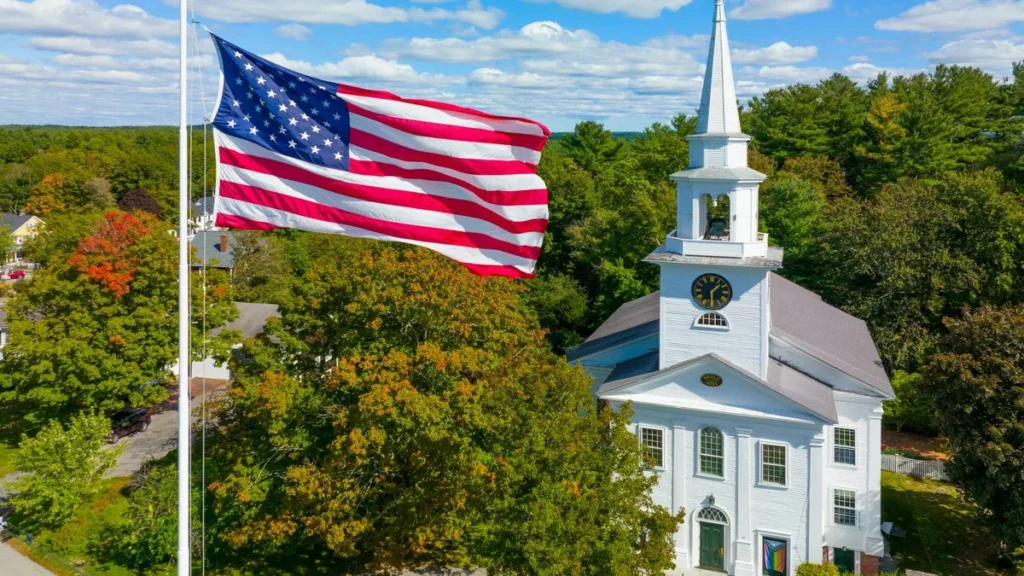 Imagem Bandeira americana em frente a uma igreja do artigo A Igreja Católica nos Estados Unidos