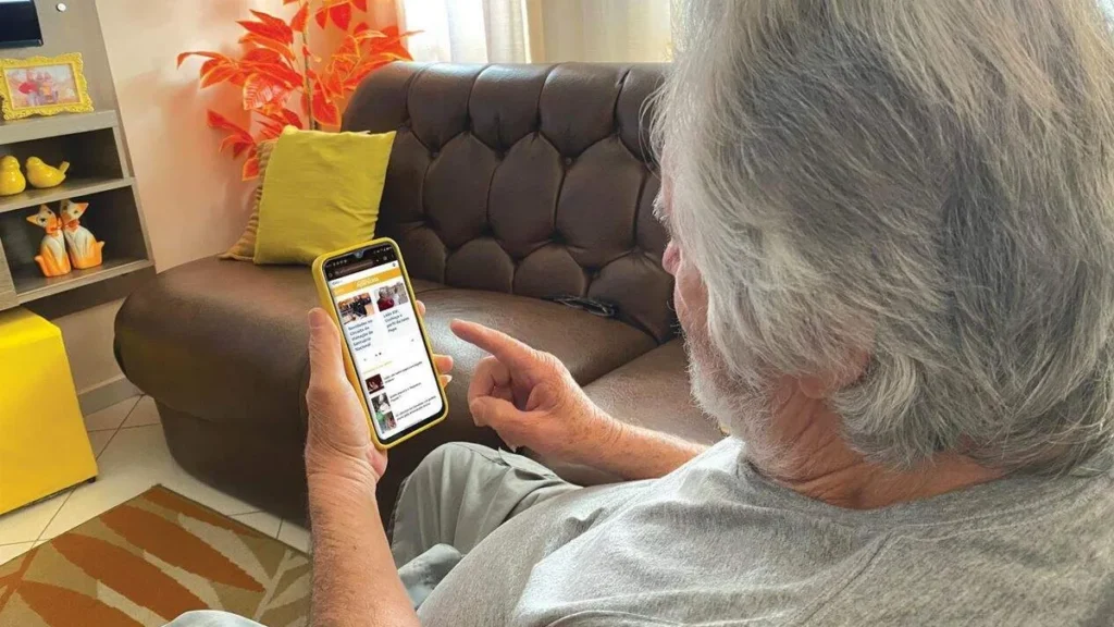 Imagem Mexendo no celular do artigo Comece seu dia com a Palavra de Deus!