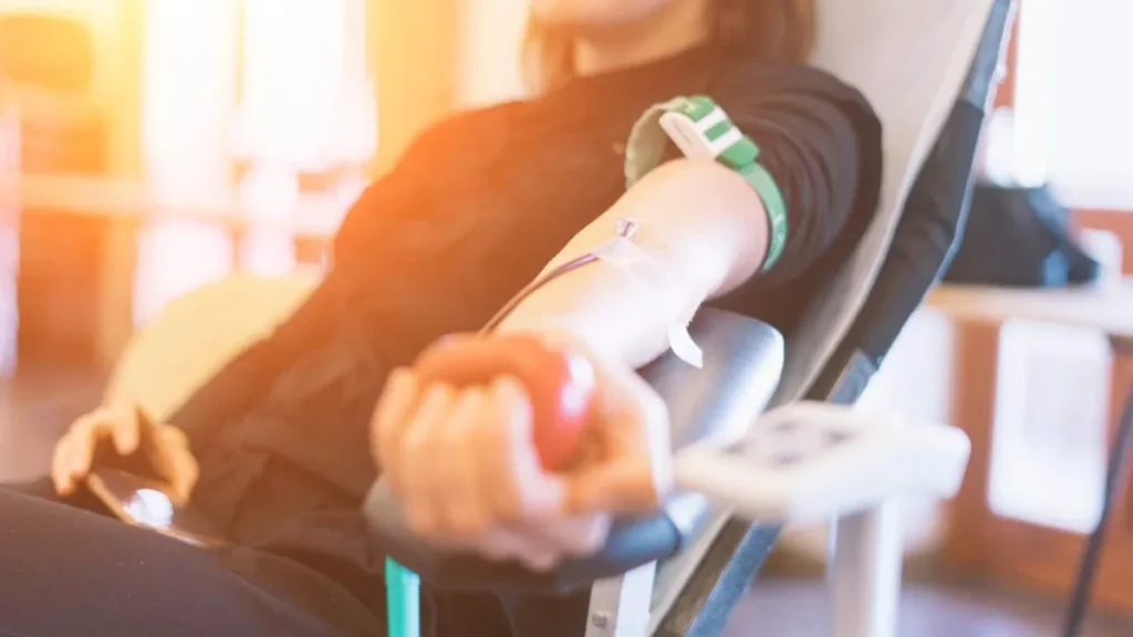 Imagem Mulher doando sangue do artigo Junho Vermelho: A importância da doação de sangue