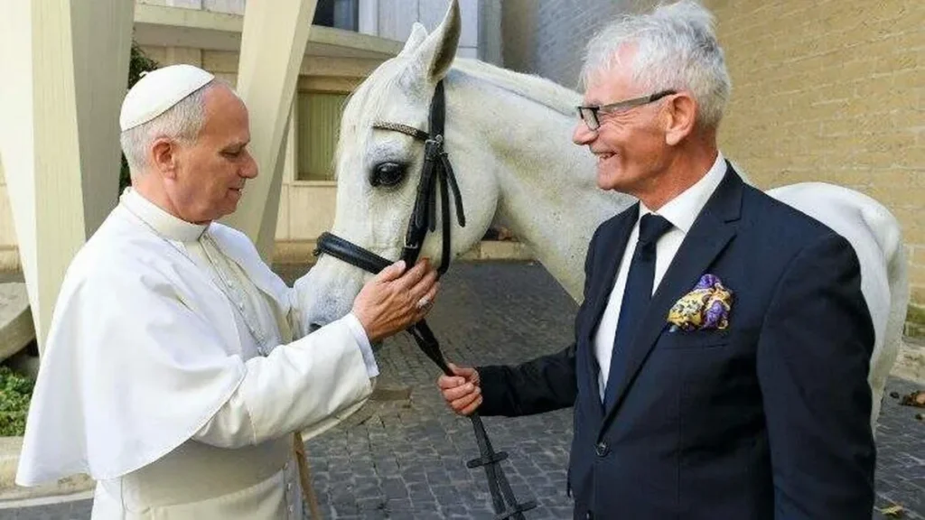Imagem papa leao xiv ganha de presente um cavalo do artigo O que o Papa faz com os presentes que ele recebe?