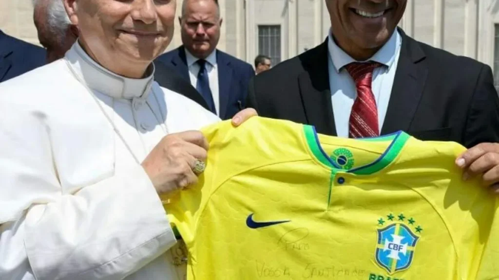 Ex-jogador Cafú presenteia Papa Leão com camisa do Brasil