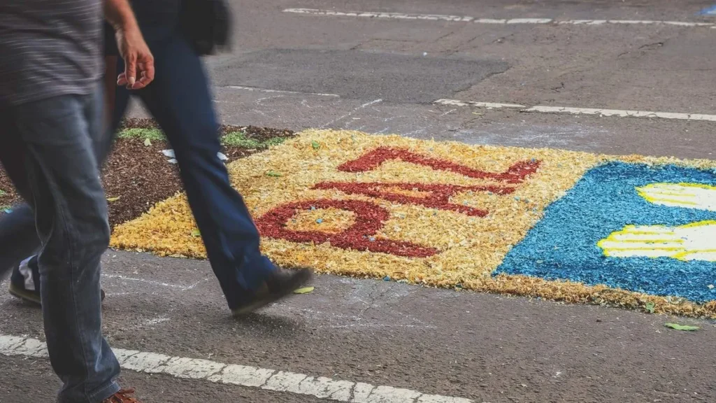 Imagem tapete de corpus christi em rua brasileira do artigo Por que fazemos tapetes no Corpus Christi? O A12 responde!