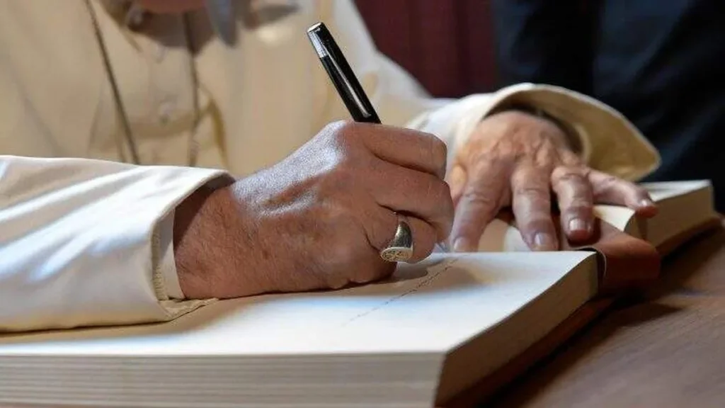 Imagem maos do papa francisco escrevendo livro do artigo O novo papa pode concluir os textos do papa anterior?