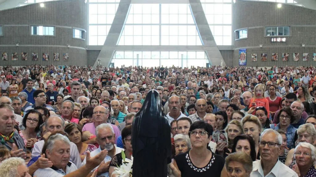 Imagem Momento devocao a Santa Paulina do artigo Santa Paulina: mês de festa e fé no Santuário em Nova Trento