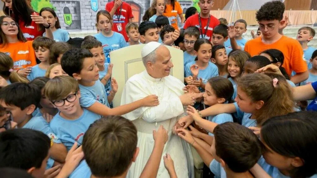 Imagem papa com criancas de colonias de ferias 2025 do artigo “O melhor amigo é sempre Jesus”, lembra o Papa às crianças