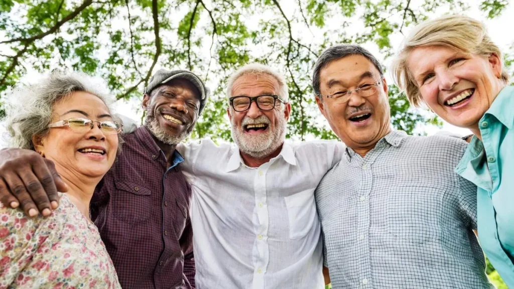 Imagem pessoas 60 anos idosos sorrindo e juntos do artigo Envelhecer bem é possível, mas como?