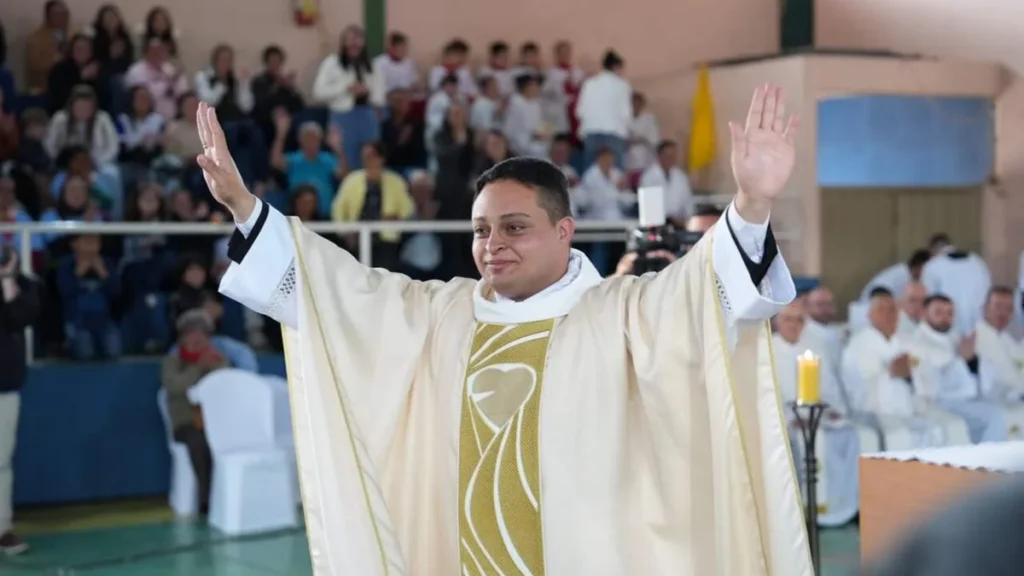 Pe. Caio de Oliveira com as mãos ungidas
