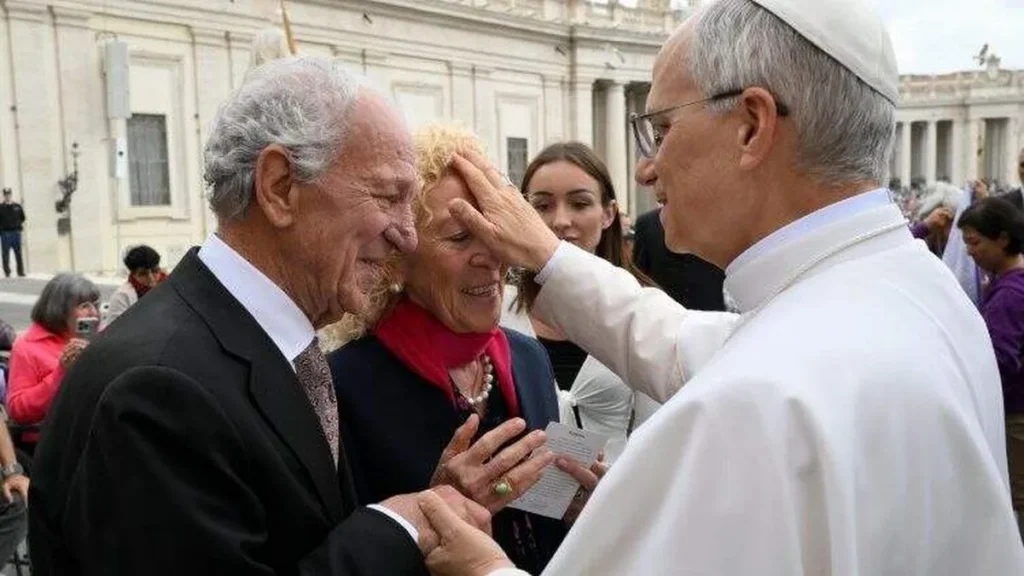Imagem papa leao xiv abencoa um casal de idosos 2025 do artigo Aos avós, Papa Leão XIV pede “revolução da gratidão”