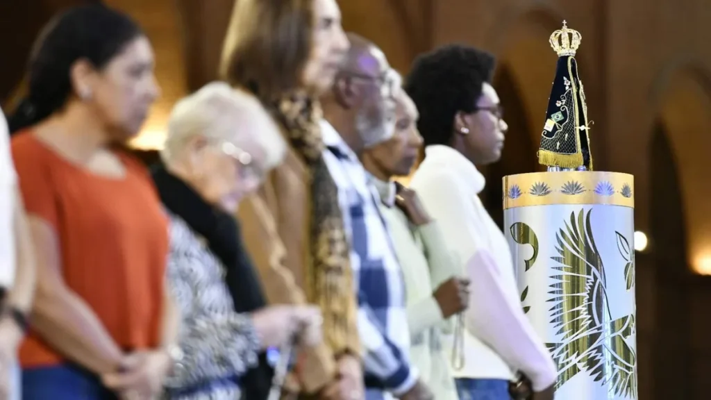 Imagem terco e consagracao solene romaria familia dos devotos 2025 do artigo Romaria da Família dos Devotos reza terço em gratidão a Maria