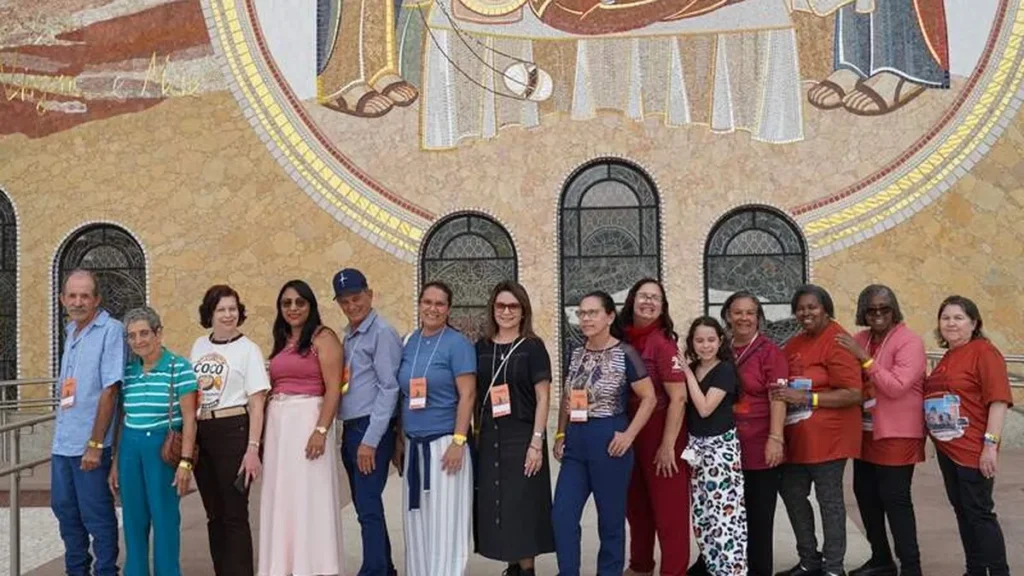 Imagem Representantes durante circuito de visitacao do artigo Representantes da Família dos Devotos conhecem novo circuito de visitação