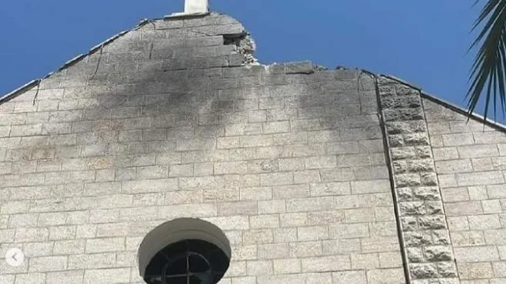 Imagem igreja em gaza apos ataque do artigo Papa pede orações e cessar-fogo após ataque à única igreja católica em Gaza