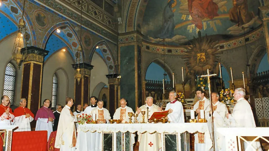 Papa João Paulo II celebrando missa no Santuário de Nossa Senhora do Perpétuo Socorro