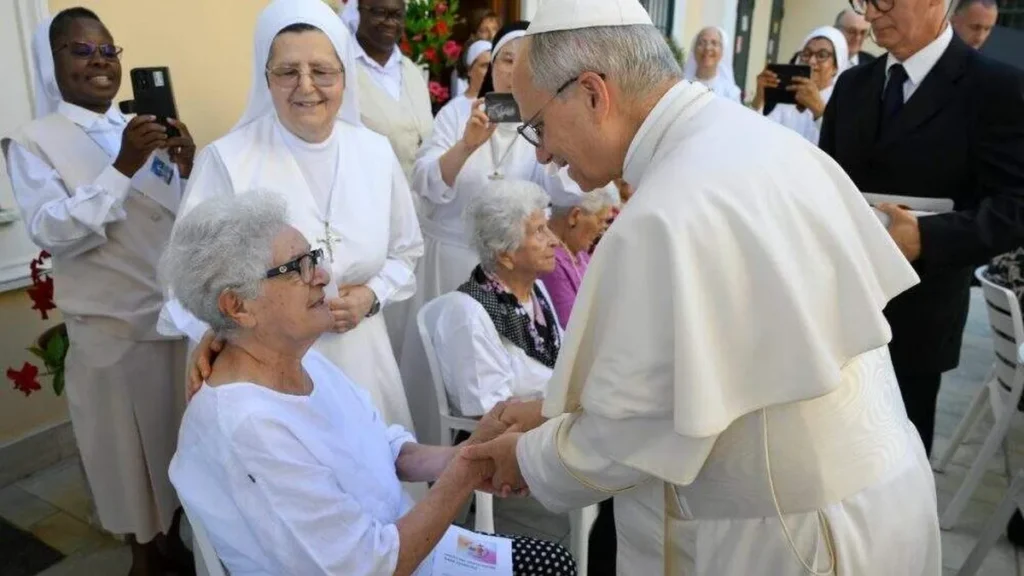 Imagem papa leao visitando idosas em castel gandolfo 2025 do artigo Visitar idosos pode conceder indulgência plenária, afirma Papa