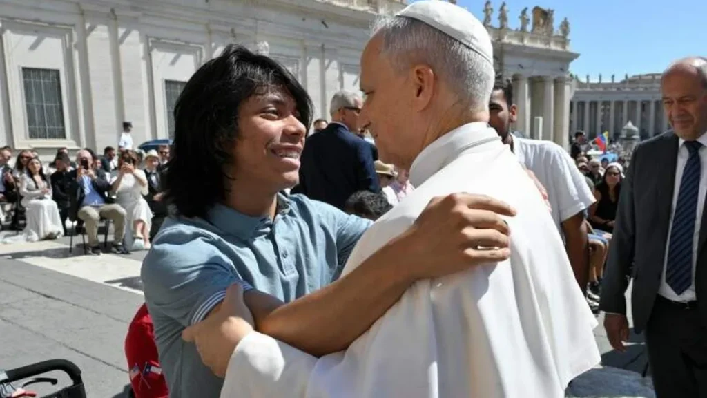 Imagem papa leao xiv abraca jovem na praca de sao pedro 2025 do artigo Catequese do Papa pede prudência aos jovens nas redes sociais
